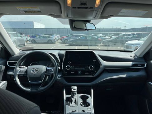 Used 2025 Toyota Highlander LE FWD image 30