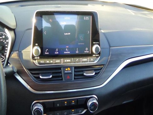 Used 2024 Nissan Altima 2.5 SV image 21