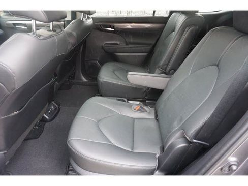 Certified 2021 Toyota Highlander Limited AWD/4WD image 17
