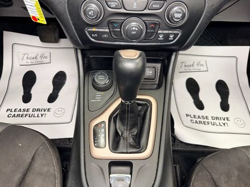 Used 2014 Jeep Cherokee Latitude w/ Cold Weather Group AWD/4WD image 12