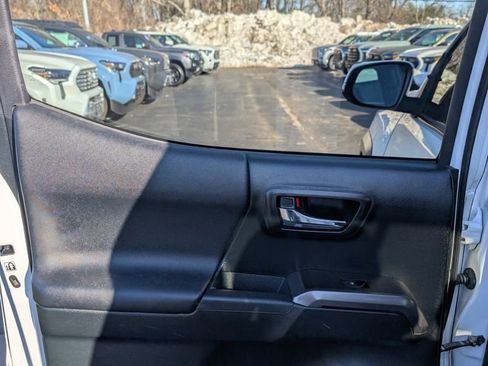 Used 2017 Toyota Tacoma TRD Off-Road w/ Tow Package image 14