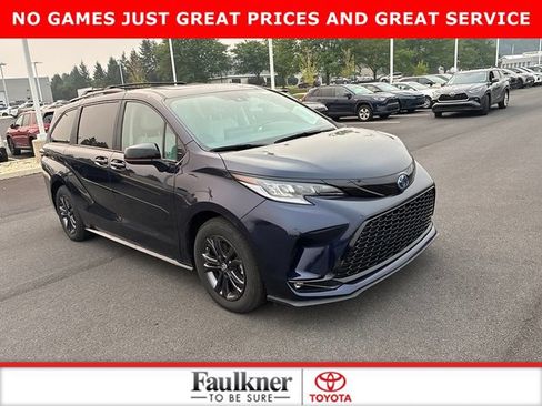 Used 2025 Toyota Sienna XSE w/ XSE Plus Package AWD/4WD image 2