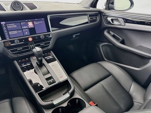 Certified 2025 Porsche Macan AWD/4WD image 26