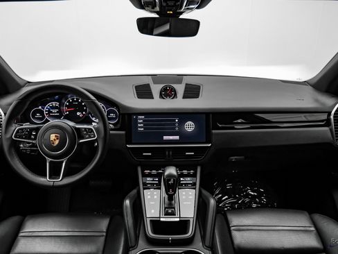 Used 2022 Porsche Cayenne w/ Premium Package image 24