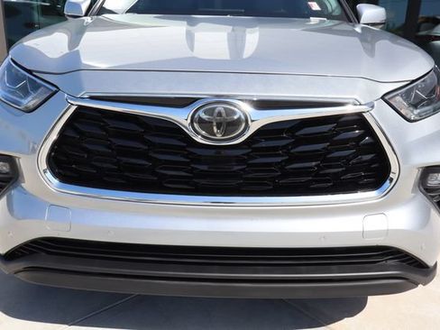 Used 2020 Toyota Highlander Limited FWD image 20