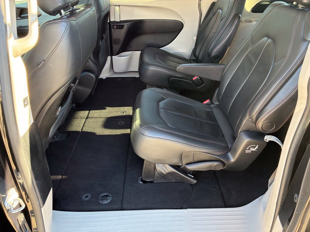 Used 2017 Chrysler Pacifica Touring-L FWD image 29