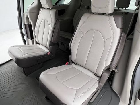 Used 2018 Chrysler Pacifica Touring-L w/ Premium Audio Group FWD image 16