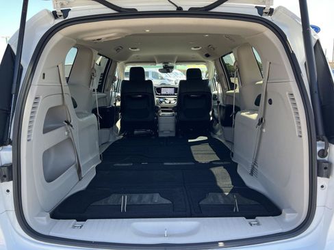 Used 2023 Chrysler Pacifica Touring-L FWD image 51