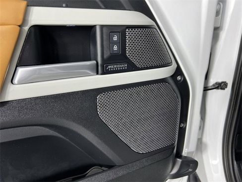 Used 2024 Land Rover Defender 110 SE image 24