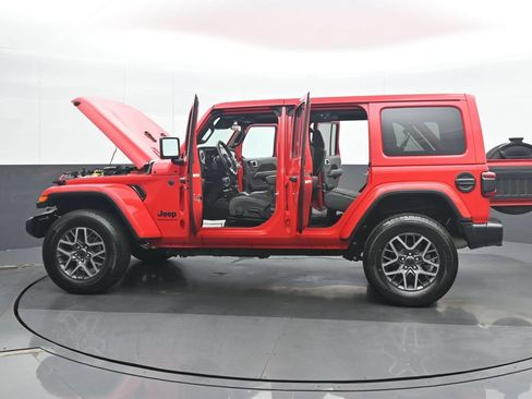 Used 2025 Jeep Wrangler Unlimited Sahara AWD/4WD image 37