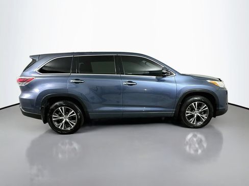 Used 2017 Toyota Highlander Plus FWD image 9
