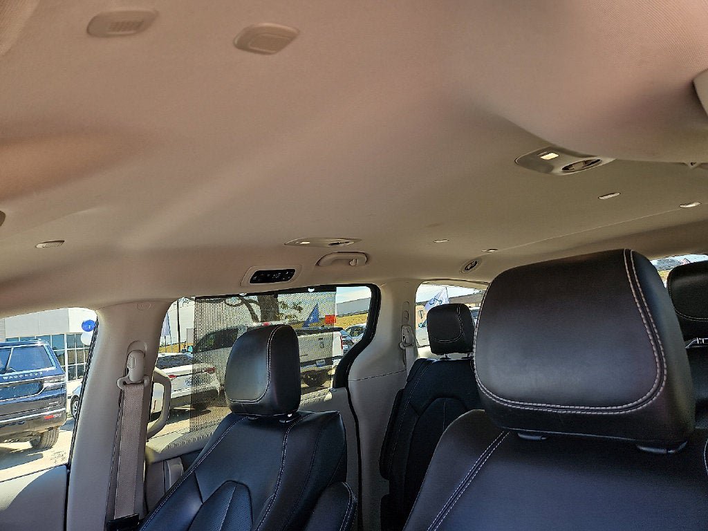 Used 2023 Chrysler Pacifica Touring-L FWD image 19