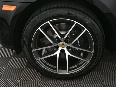 Certified 2025 Porsche Macan image 40