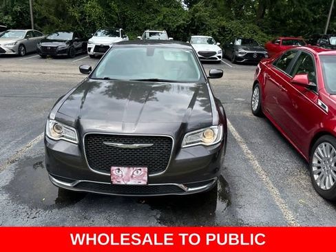 Used 2015 Chrysler 300 Limited RWD image 4
