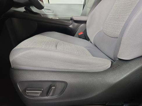 Used 2025 Toyota Sienna LE image 30