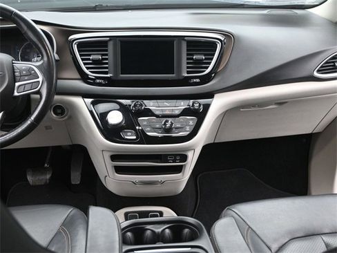 Used 2019 Chrysler Pacifica Touring-L image 25