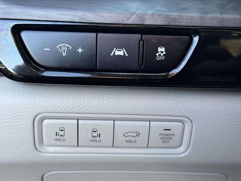 Used 2024 Kia Carnival EX image 19