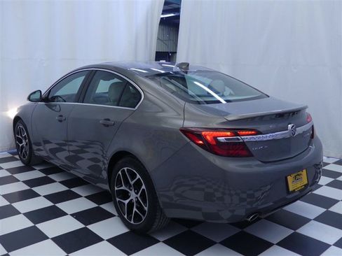 Used 2017 Buick Regal Sport Touring FWD image 5