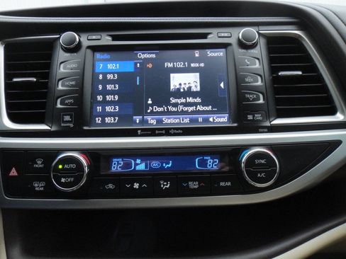 Used 2016 Toyota Highlander Limited FWD image 12