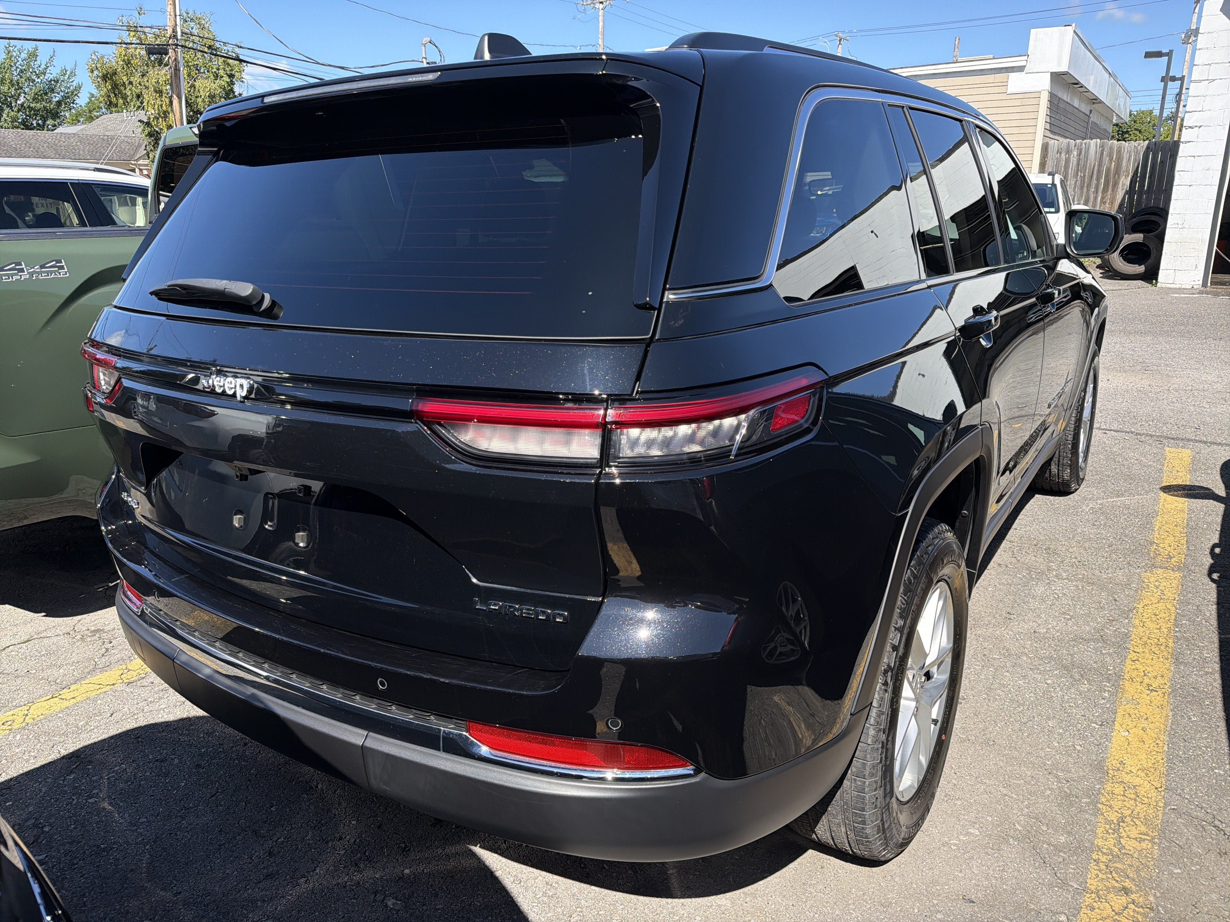 Used 2023 Jeep Grand Cherokee Laredo w/ Luxury Tech Group I AWD/4WD image 6