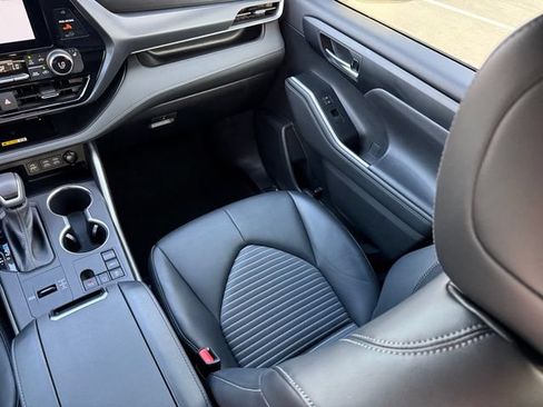 Used 2023 Toyota Highlander XSE FWD image 30