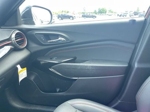 Used 2024 Chevrolet Trax RS w/ Sunroof Package FWD image 18