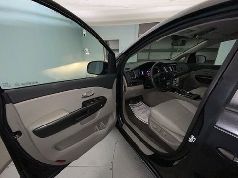 Used 2021 Kia Sedona LX image 11