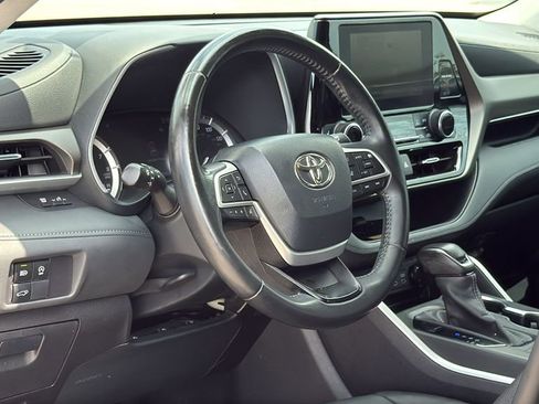 Used 2023 Toyota Highlander XLE FWD image 10