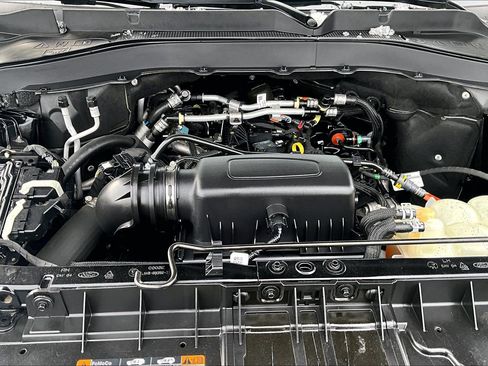 Used 2022 Ford Explorer XLT w/ Equipment Group 202A image 9