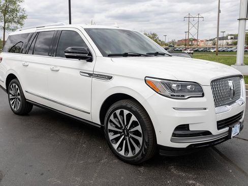 Used 2024 Lincoln Navigator L Reserve AWD/4WD image 2