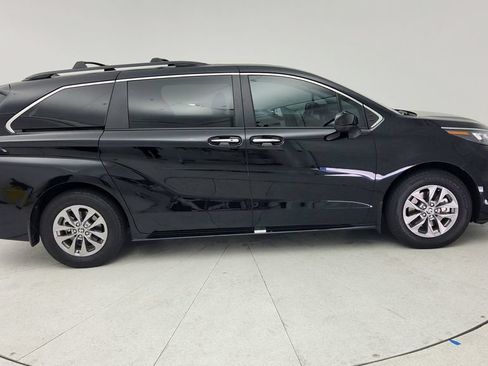 Used 2026 Toyota Sienna XLE FWD image 9