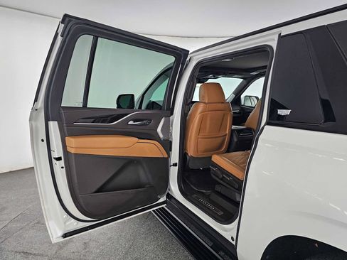 Used 2021 Cadillac Escalade ESV Sport w/ Driver Assist Tech Package AWD/4WD image 17