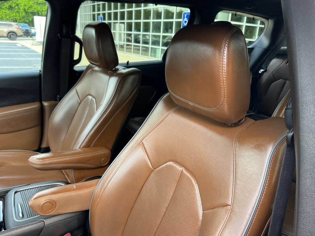 Used 2021 Chrysler Pacifica Limited w/ Uconnect Theater Family Group FWD image 11
