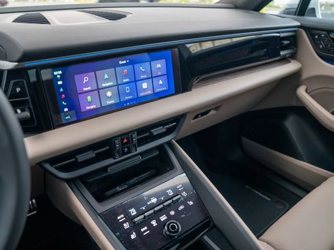 New 2025 Porsche Macan 4S Electric image 15