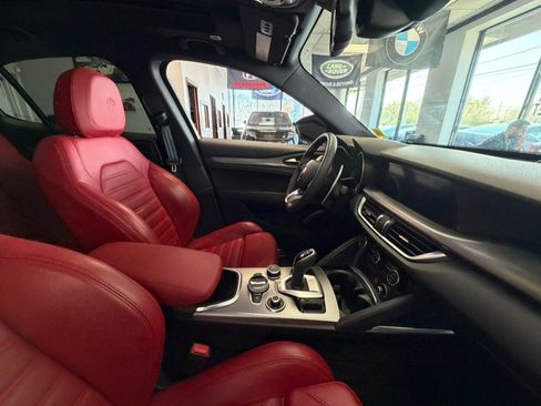Used 2023 Alfa Romeo Stelvio Veloce AWD/4WD image 40
