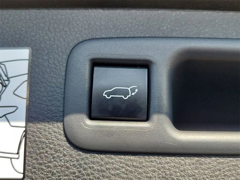 Used 2024 Toyota Highlander XLE image 30