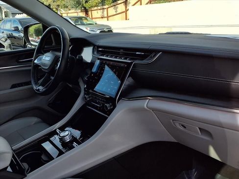 Used 2022 Jeep Grand Cherokee Overland w/ Advanced Protech Group III image 22