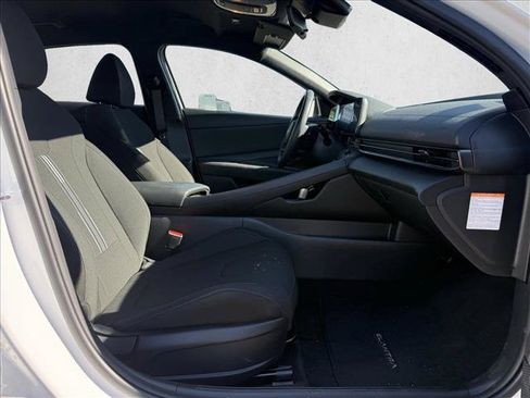Certified 2025 Hyundai Elantra SEL FWD image 19