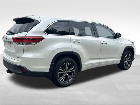 Used 2018 Toyota Highlander Plus AWD/4WD image 5