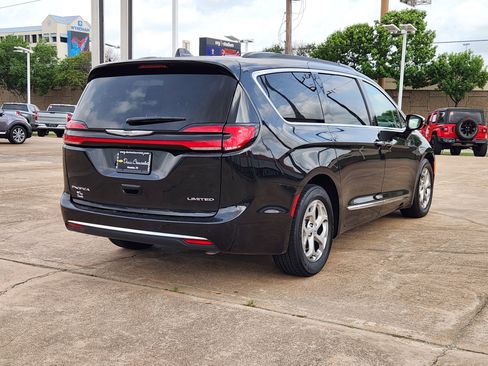 Used 2023 Chrysler Pacifica Limited FWD image 6