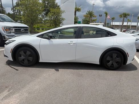 Used 2025 Toyota Prius LE FWD image 4