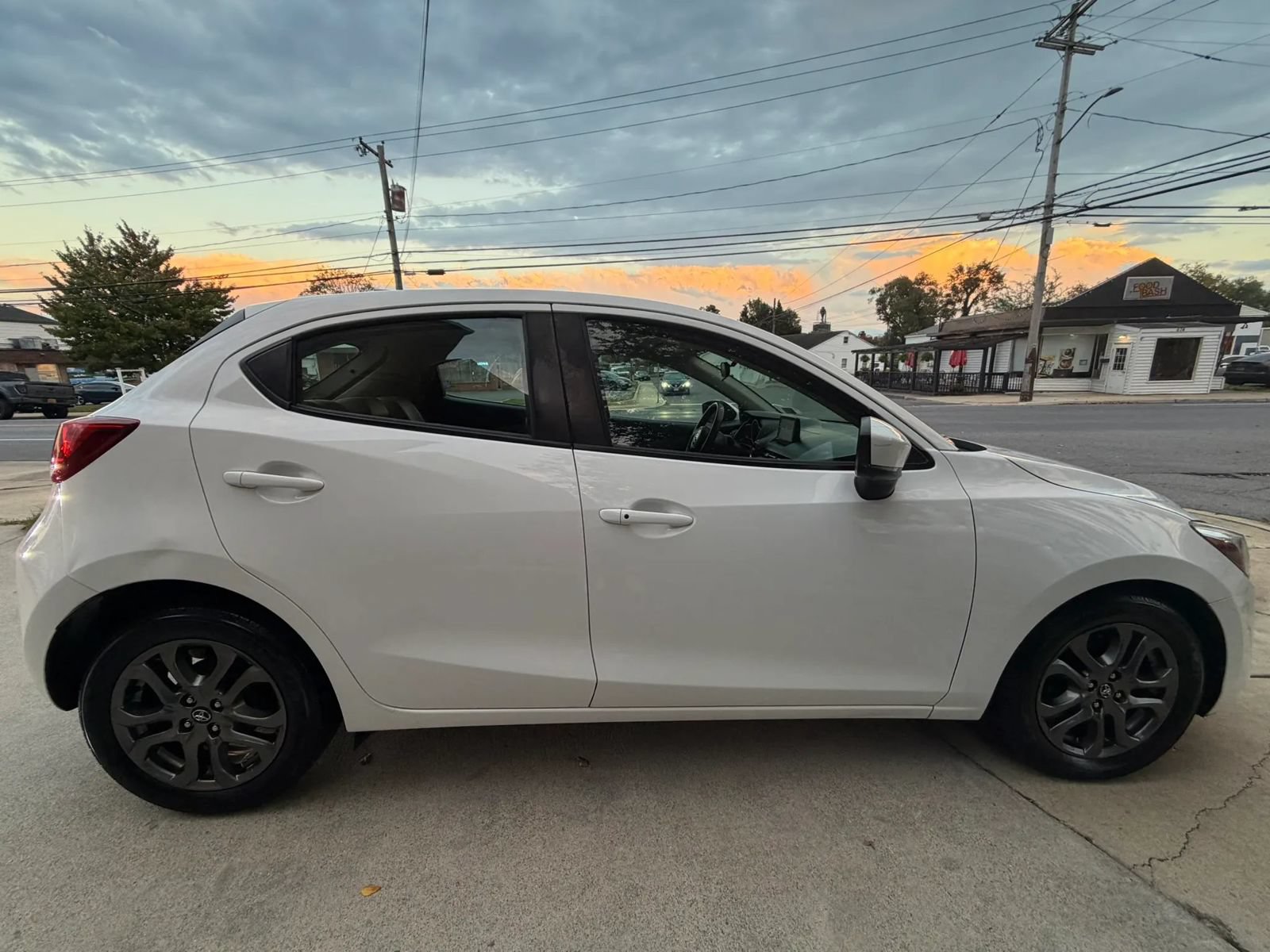 Used 2020 Toyota Yaris XLE FWD image 3
