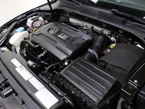 Used 2017 Volkswagen Golf R 4-Door image 16