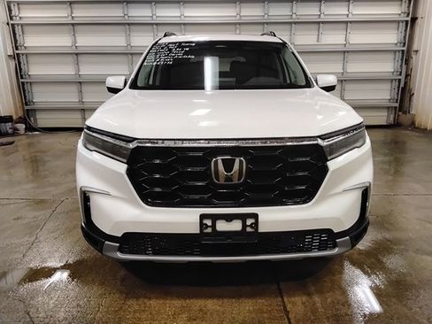 Used 2025 Honda Pilot Touring image 7