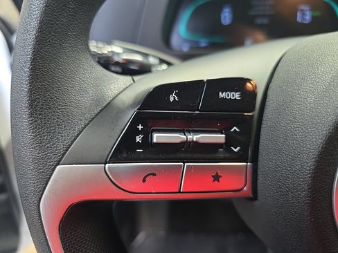 Used 2025 Hyundai Elantra Hybrid FWD image 17