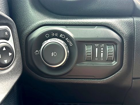 Used 2018 Jeep Wrangler Unlimited Sahara AWD/4WD image 36
