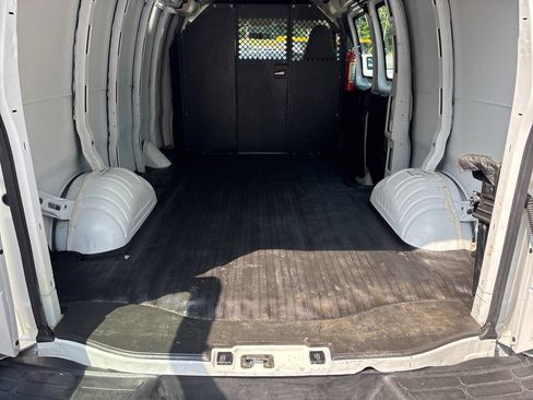 Used 2017 Chevrolet Express 2500 RWD image 4