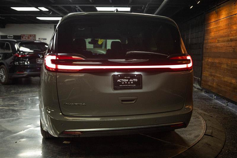 Used 2023 Chrysler Pacifica Touring-L FWD image 6