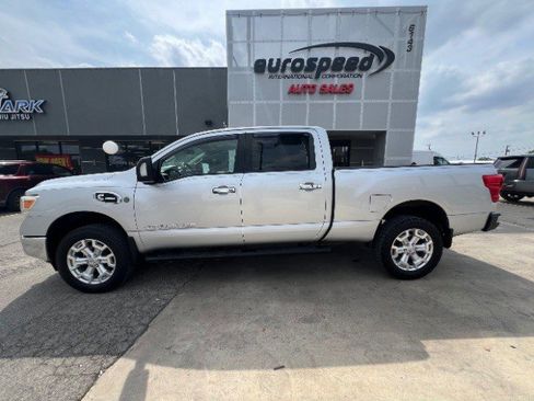 Used 2017 Nissan Titan SV image 9