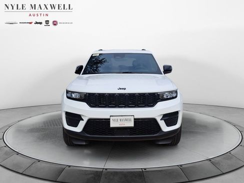 New 2025 Jeep Grand Cherokee Altitude image 18